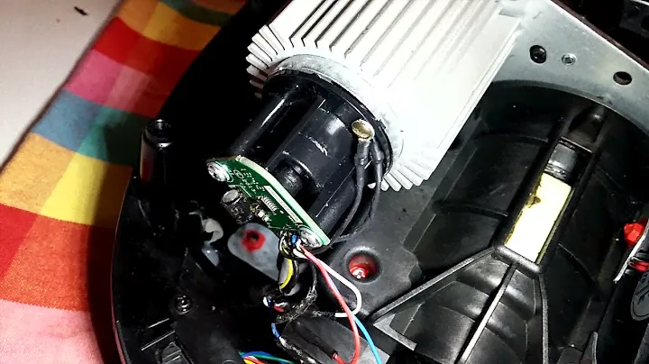 Крышка датчика ХОЛЛА на гоночном руле Thrustmaster T300RS. Винты слишком короткие.